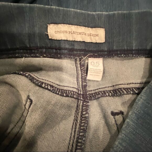 Chico’s Platinum Denim Elastic Waist Capris Sz 6 - Picture 2 of 9